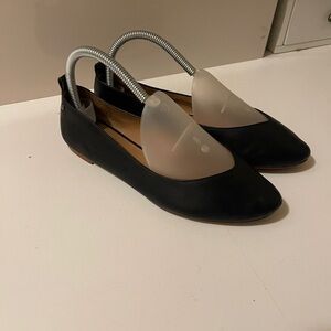 Uggs flat leather shoes  in good conditions
